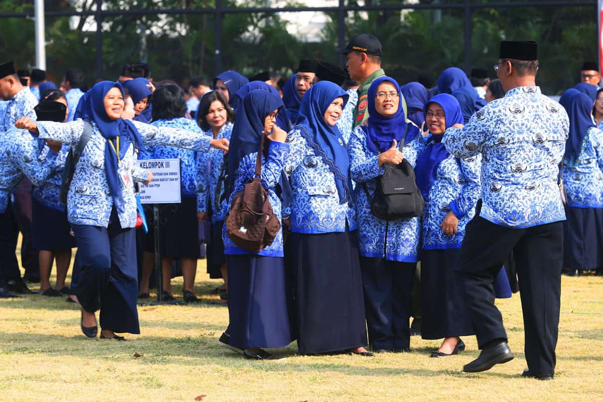 Group of PPPK Banyumas employees in blue uniforms outdoors.