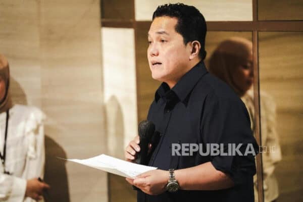 Erick Thohir speaking at Kemenpora supporting women and youth leaders.