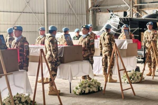 Prajurit TNI mengenang rekan yang gugur di Lebanon.