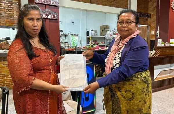 Petani Garoga menyerahkan surat keluhan kepada perwakilan PDI-P.