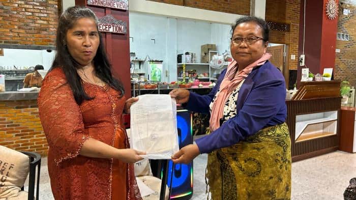 Petani Garoga menyerahkan surat keluhan kepada perwakilan PDI-P.